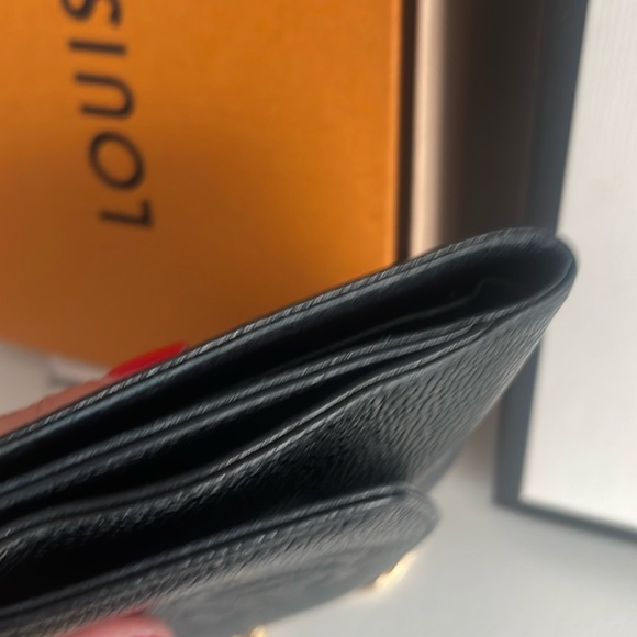 🔥EUC Chanel caviar bifold wallet🔥 Full inclusion - Picture 8 of 10